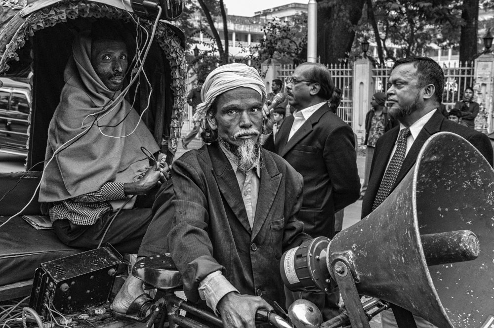 The microphone and the loudspeaker. Dhaka (Bangladesh) von Joxe Inazio Kuesta Garmendia