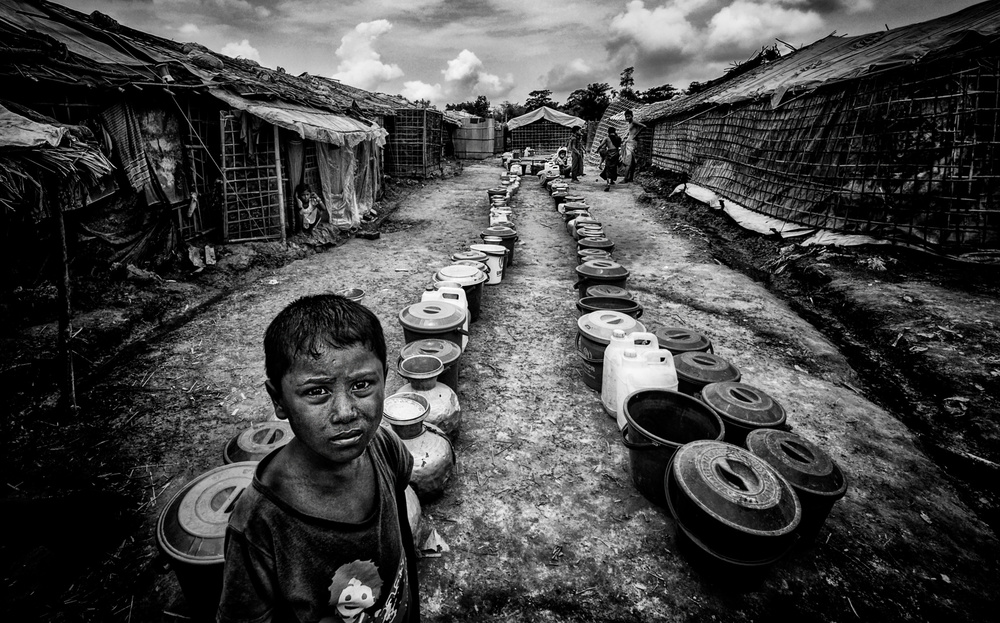 The problem of drinking water in a rohingya refugee camp- Bangladesh von Joxe Inazio Kuesta Garmendia