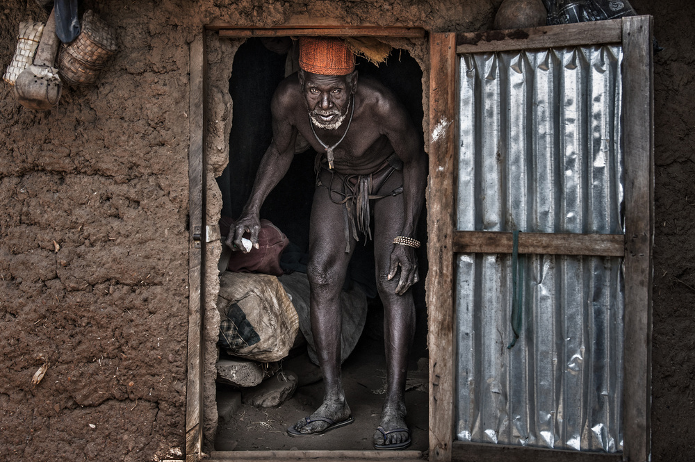 The village chief leaving his home - Benin von Joxe Inazio Kuesta Garmendia