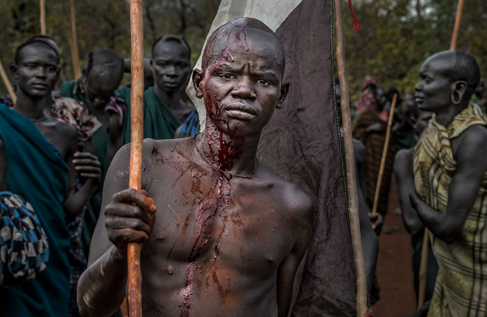 The winner of a Donga Fight in Ethiopia. von Joxe Inazio Kuesta Garmendia