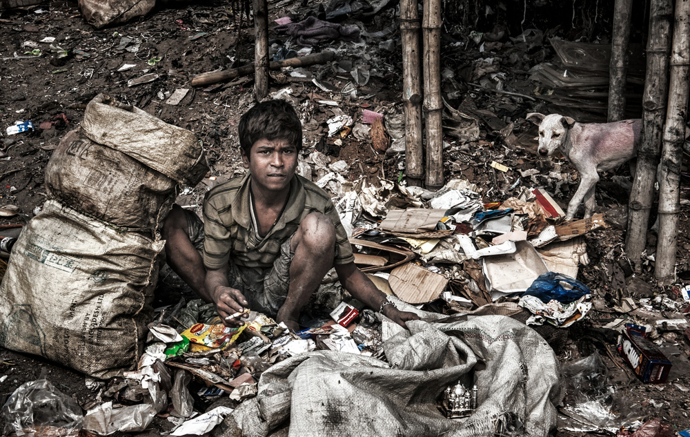 The boy and the dog - Bangladesh von Joxe Inazio Kuesta Garmendia