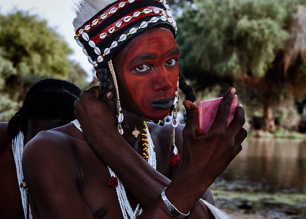 Giving the finishing touches to the gerewol festival-Niger. von Joxe Inazio Kuesta Garmendia