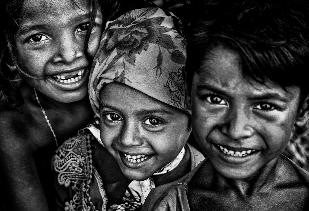 The joy of three Rohingya children - Bangladesh von Joxe Inazio Kuesta Garmendia