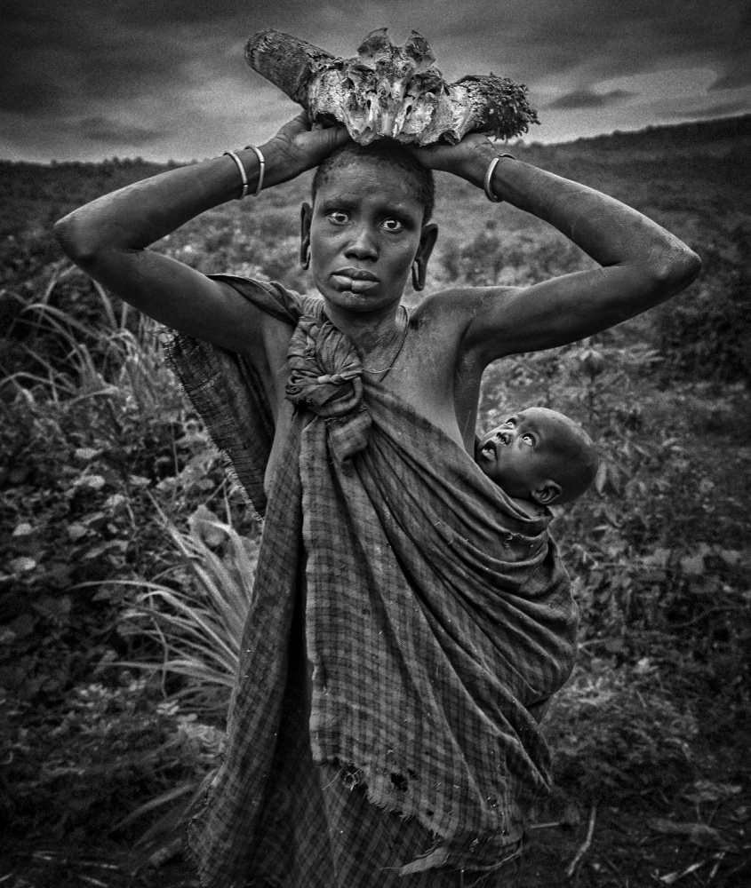 The mursi buffalo woman (Omo valley-Ethiopia) von Joxe Inazio Kuesta Garmendia