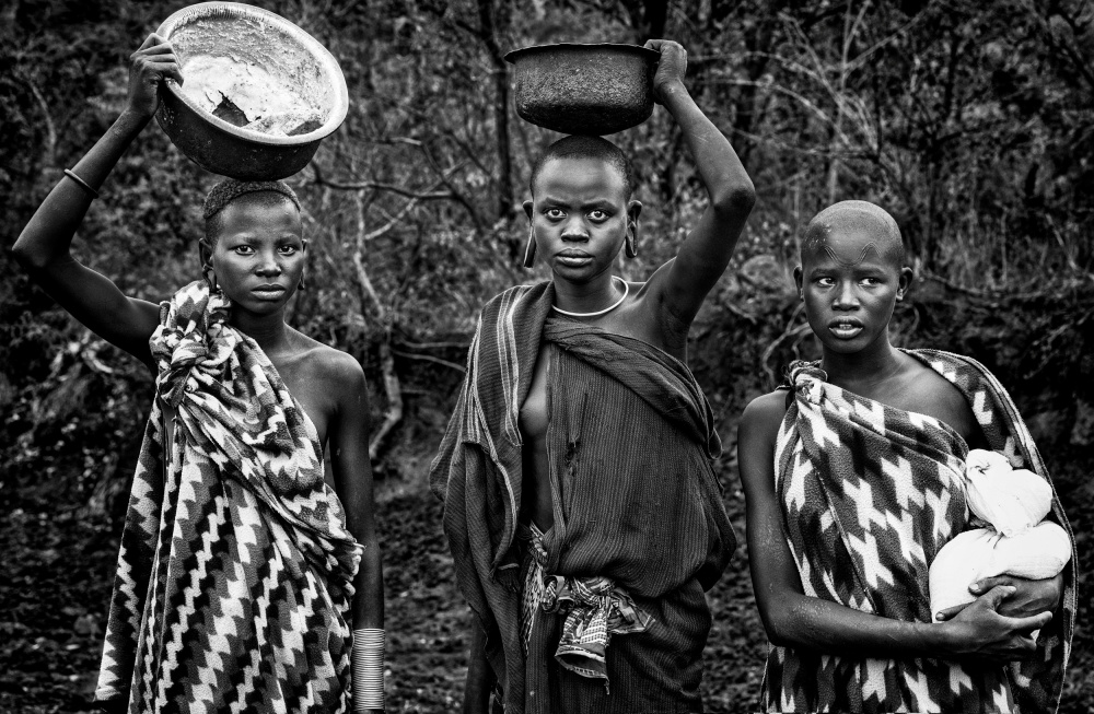 Three surmi tribe girls - Ethiopia von Joxe Inazio Kuesta Garmendia