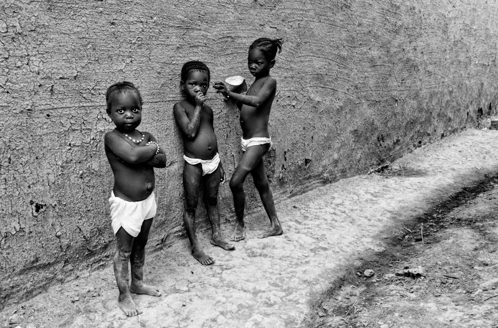 Three girls-I  (Djenné, Mali) von Joxe Inazio Kuesta Garmendia