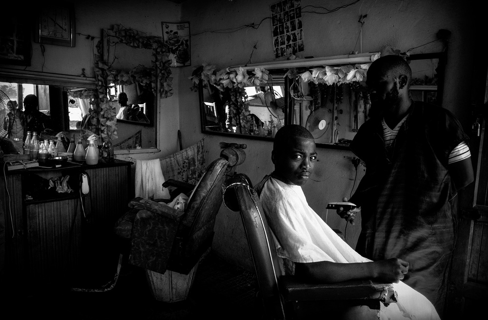 A hairdresser´s salon (Ethiopia) von Joxe Inazio Kuesta Garmendia