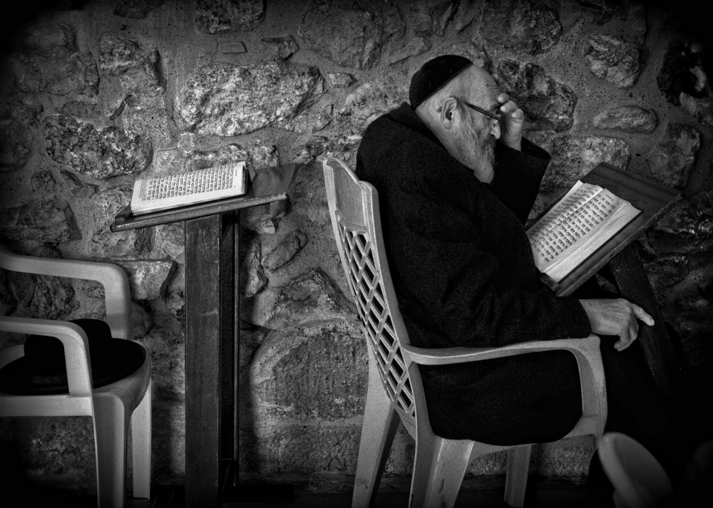 Reading a holy book (Jerusalem, Israel). von Joxe Inazio Kuesta Garmendia