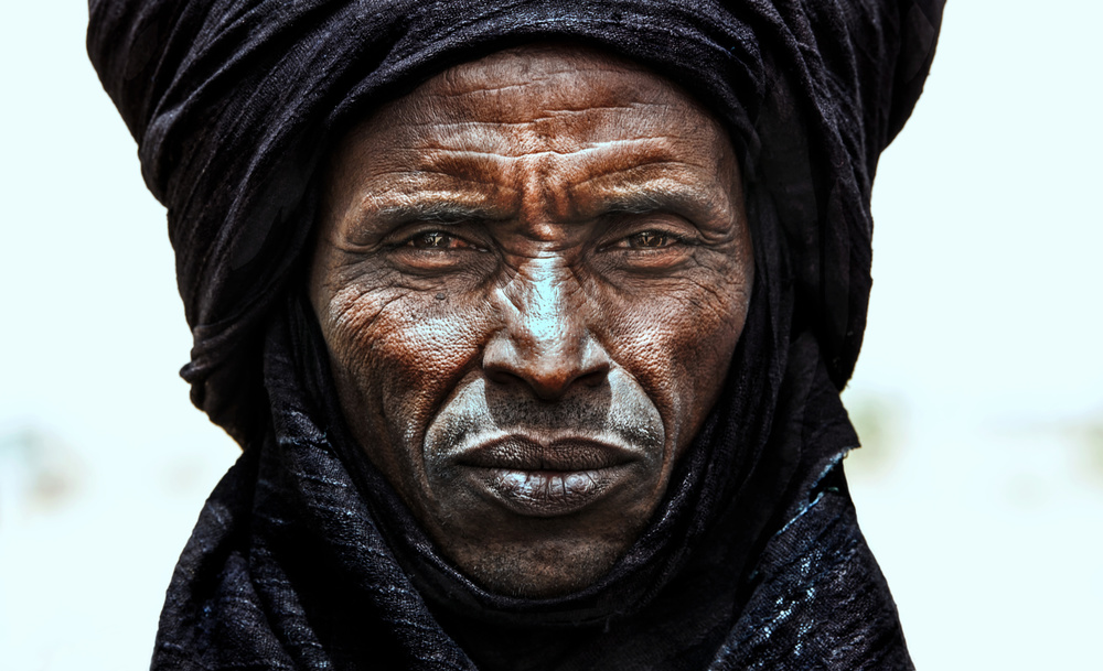 Peul tribe man watching the gerewol festival - Niger von Joxe Inazio Kuesta Garmendia