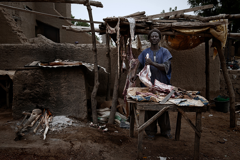 A butcher in the streets of Djenné - Mali von Joxe Inazio Kuesta Garmendia