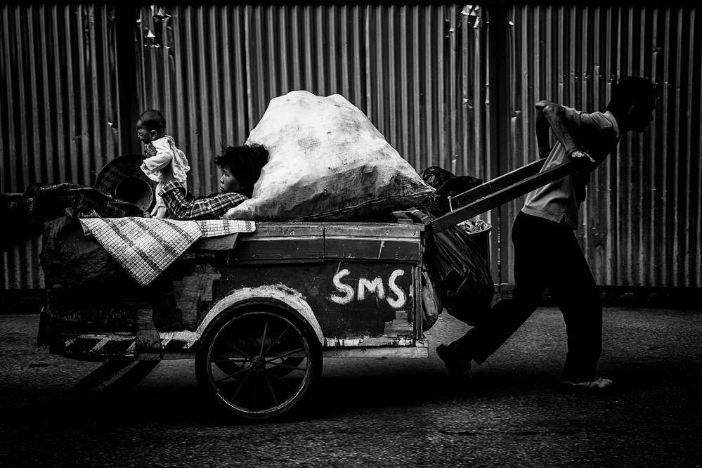 A family in the streets of Jakarta - Indonesia von Joxe Inazio Kuesta Garmendia