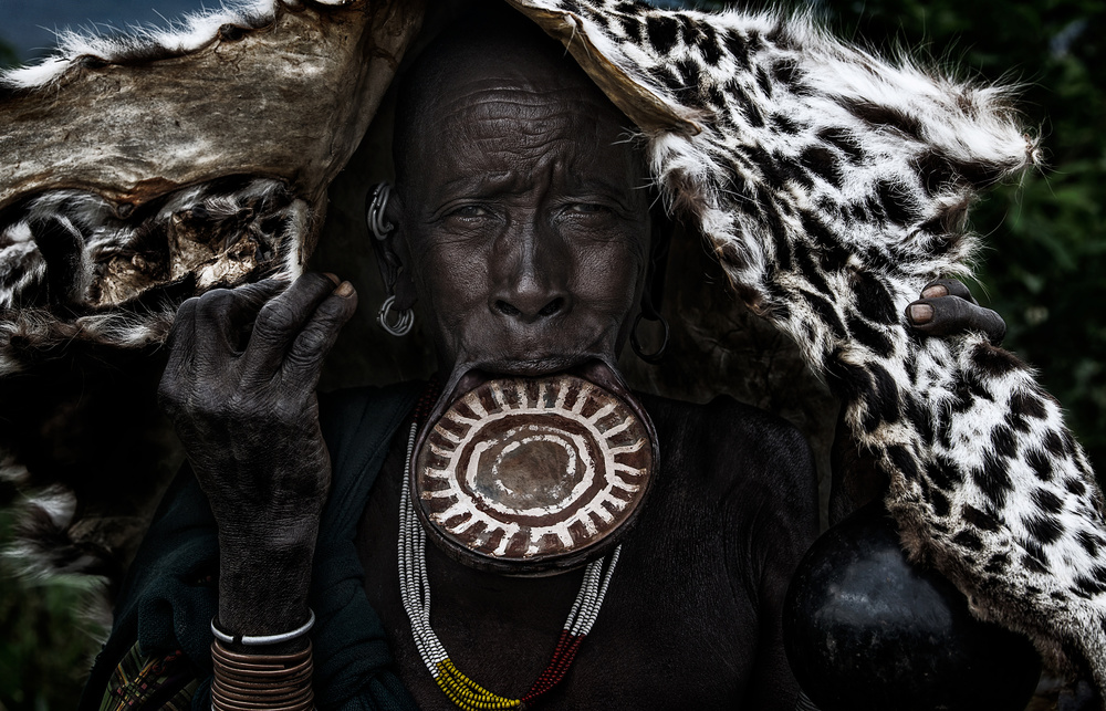 A surma tribe woman - Ethiopia von Joxe Inazio Kuesta Garmendia