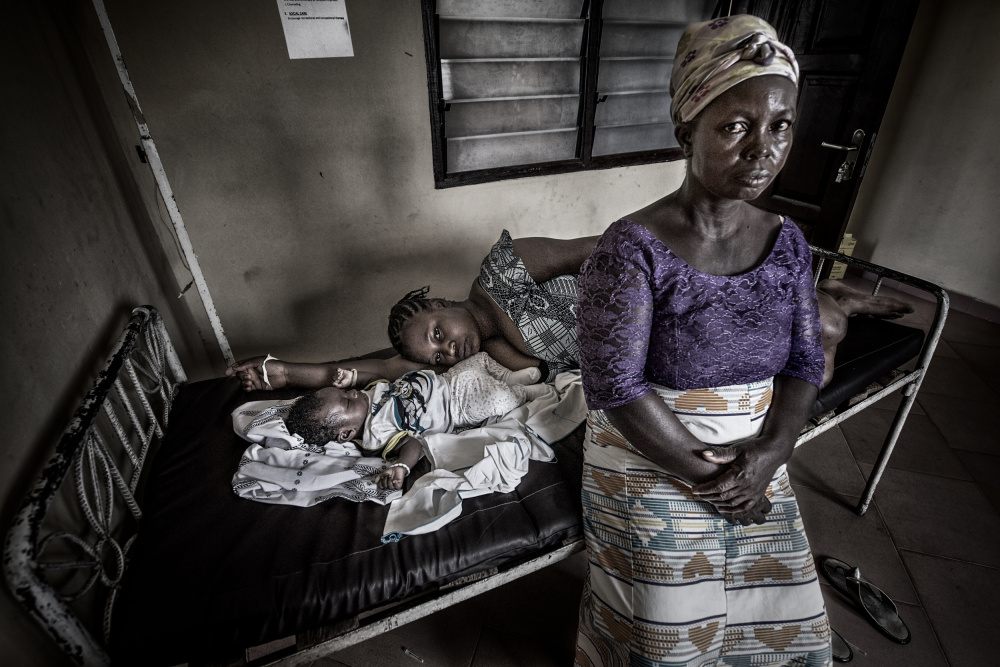 A grandmother takes her granddaughter to visit her sick daughter - Ghana von Joxe Inazio Kuesta Garmendia