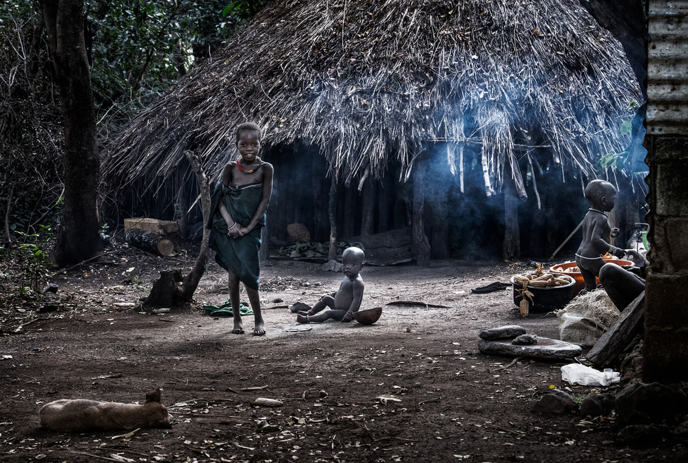 A scene of the life of a surma tribe family - Ethiopia von Joxe Inazio Kuesta Garmendia