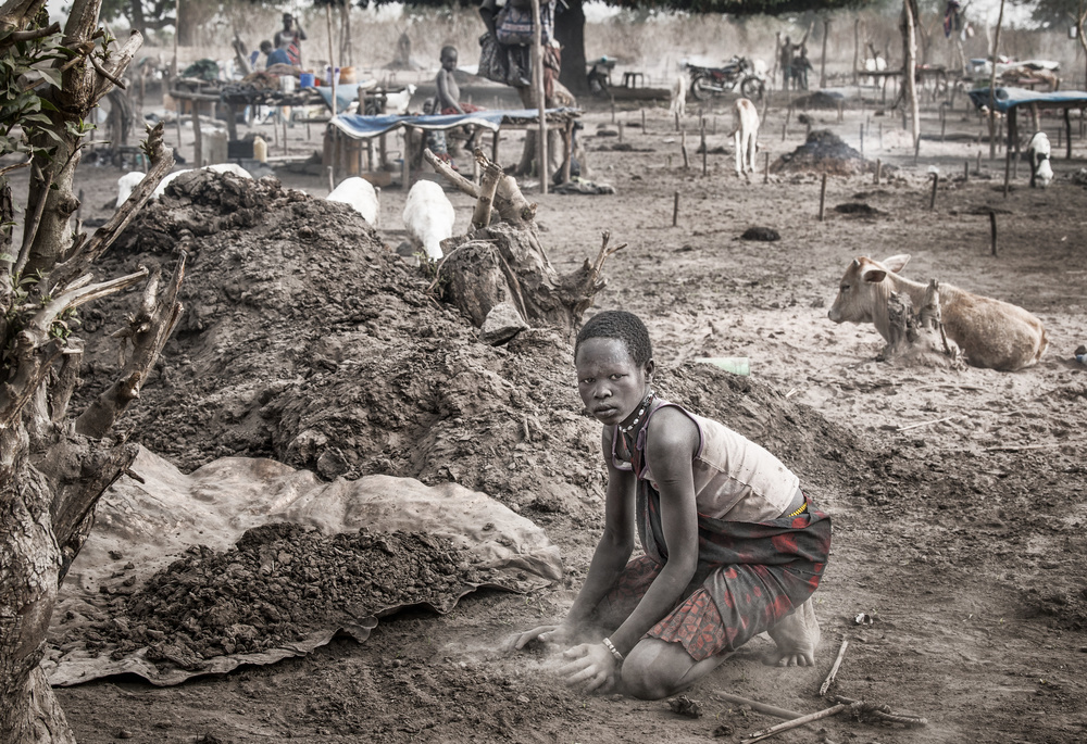 A scene of a Mundari camp - South Sudan von Joxe Inazio Kuesta Garmendia