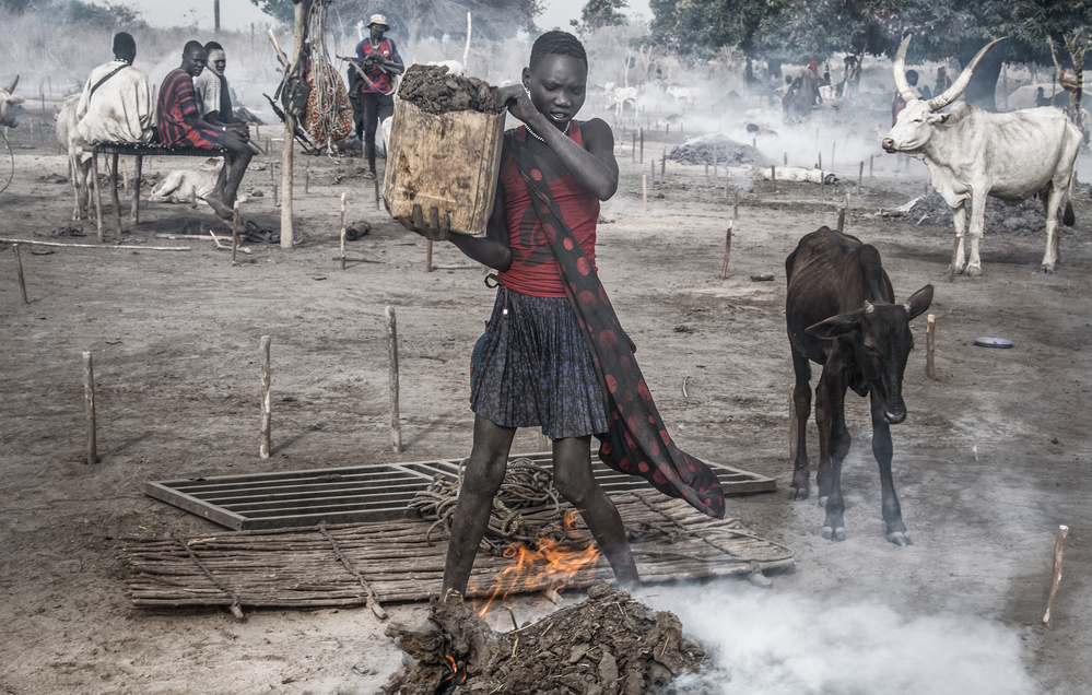 A scene in a mundari cattle camp - South Sudan von Joxe Inazio Kuesta Garmendia