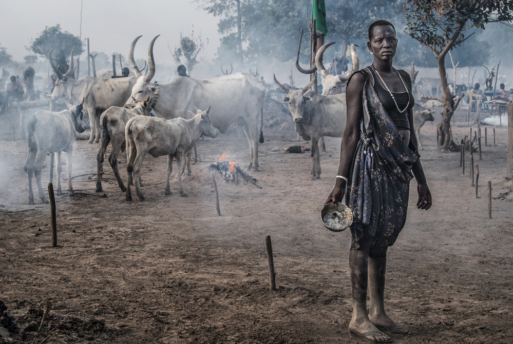 A scene in a mundari cattle camp-II - South Sudan von Joxe Inazio Kuesta Garmendia