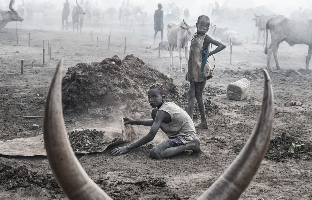 Framed in the antlers - South Sudan von Joxe Inazio Kuesta Garmendia