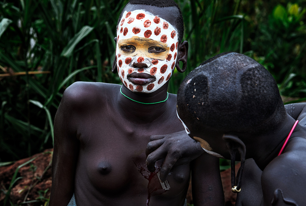 Making some scarifications - Ethiopia von Joxe Inazio Kuesta Garmendia