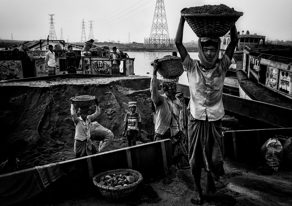 Unloading a boat - Bangladesh von Joxe Inazio Kuesta Garmendia