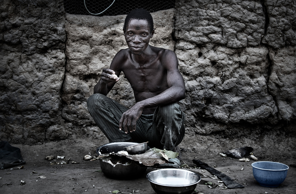 Eating - Benin von Joxe Inazio Kuesta Garmendia