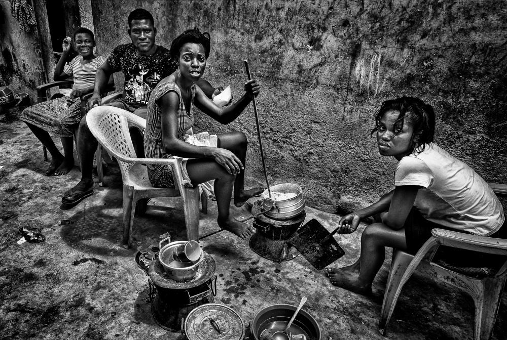 Preparing food on a street of the old Buduburam refugee camp - Ghana von Joxe Inazio Kuesta Garmendia