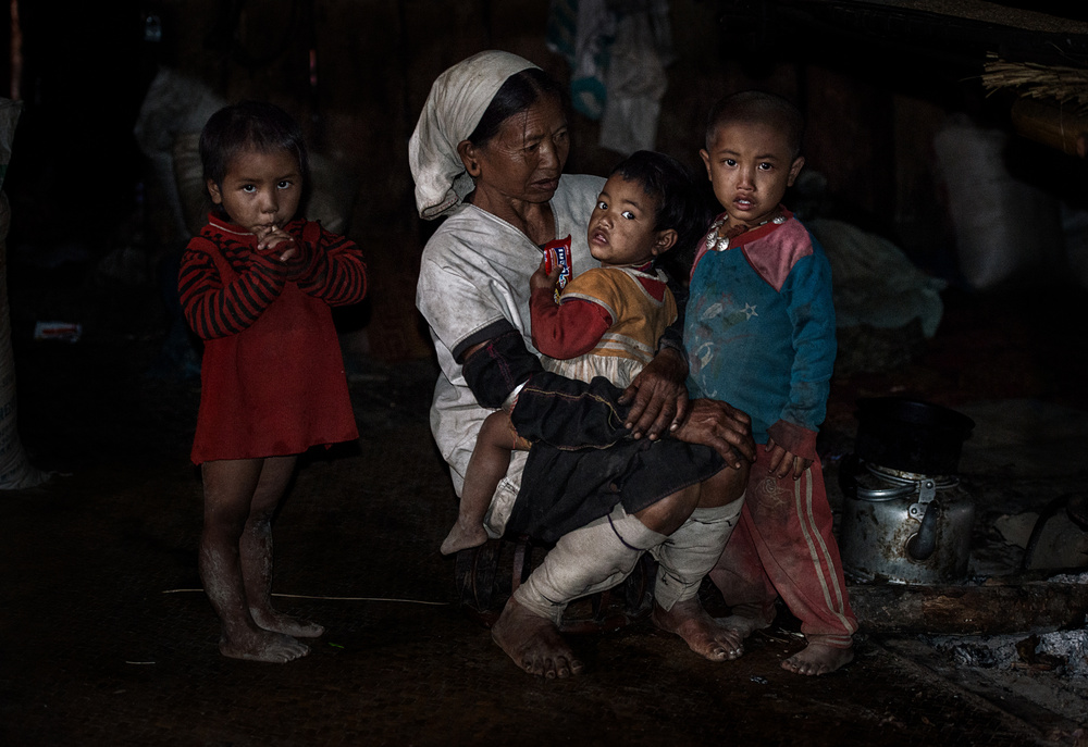 Loi tribe family at home - Myanmar von Joxe Inazio Kuesta Garmendia