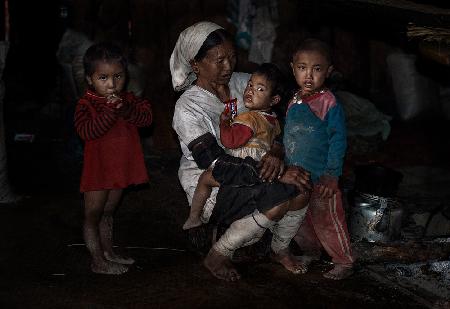 Loi tribe family at home - Myanmar