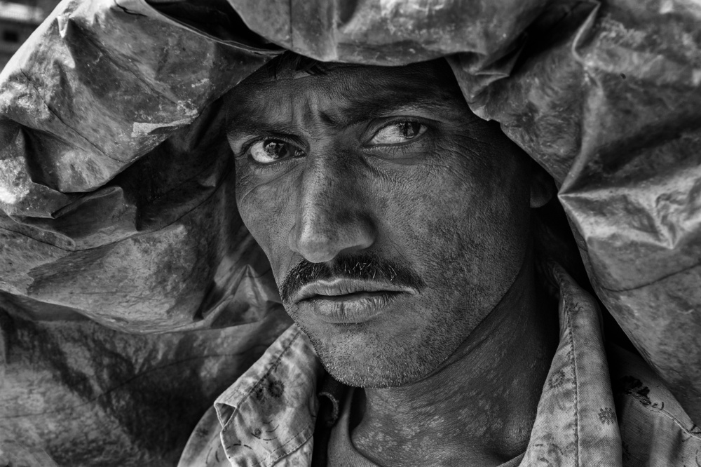 Fishing port worker (Bangladesh) von Joxe Inazio Kuesta Garmendia