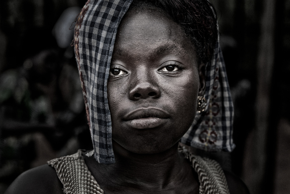 Woman in a market in Benin. von Joxe Inazio Kuesta Garmendia