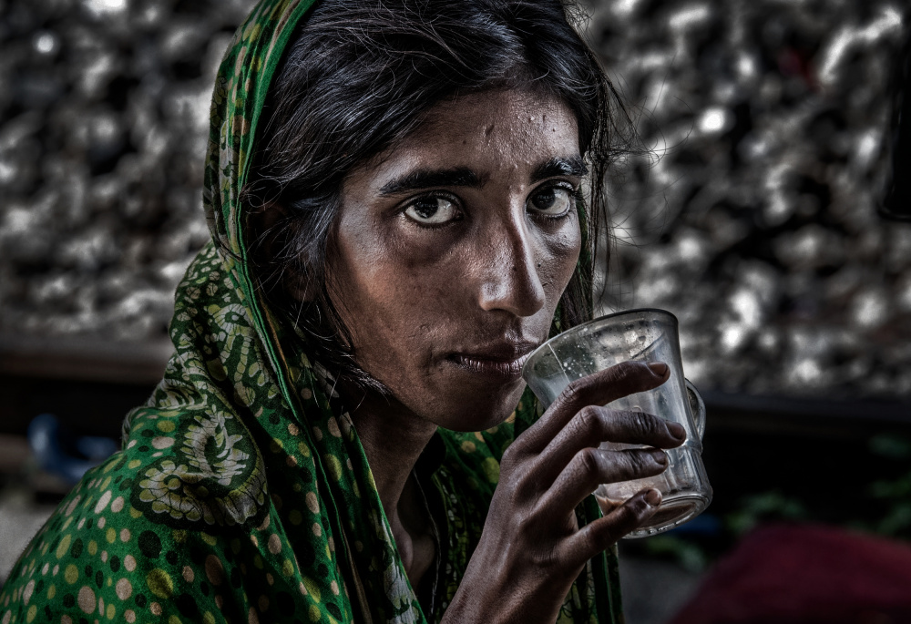 Bangladeshi woman having chai von Joxe Inazio Kuesta Garmendia