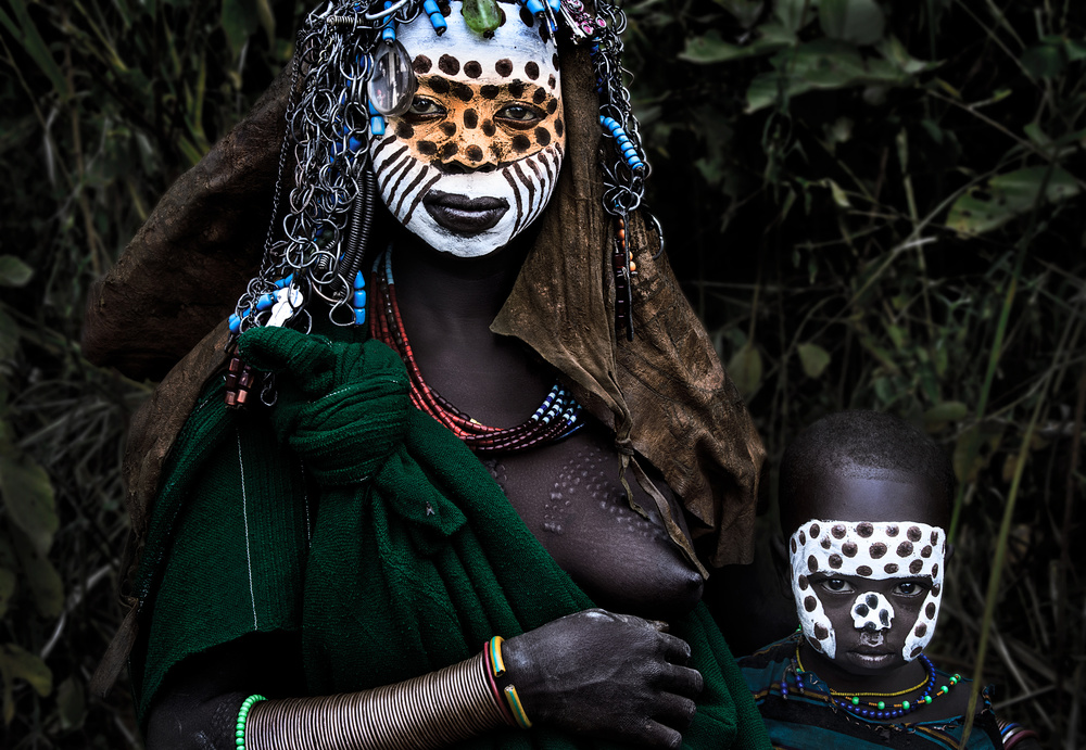 Surma tribe woman and her child - Ethiopia. von Joxe Inazio Kuesta Garmendia