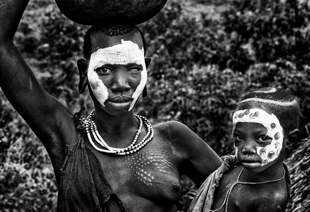 Surma tribe woman and her child - Ethiopia von Joxe Inazio Kuesta Garmendia