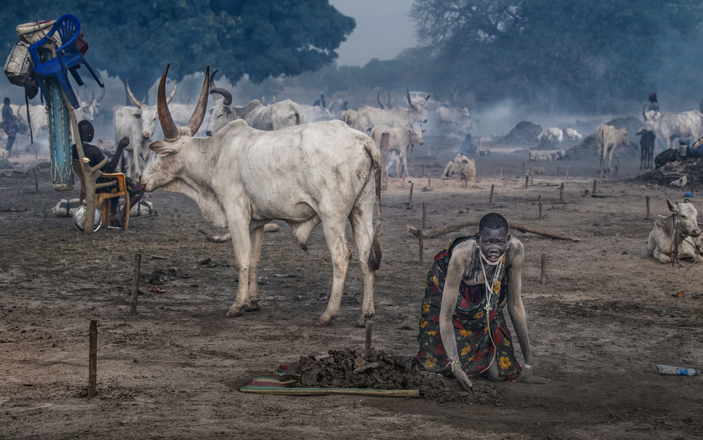 Woman at a mundari catlle camp - South Sudan von Joxe Inazio Kuesta Garmendia