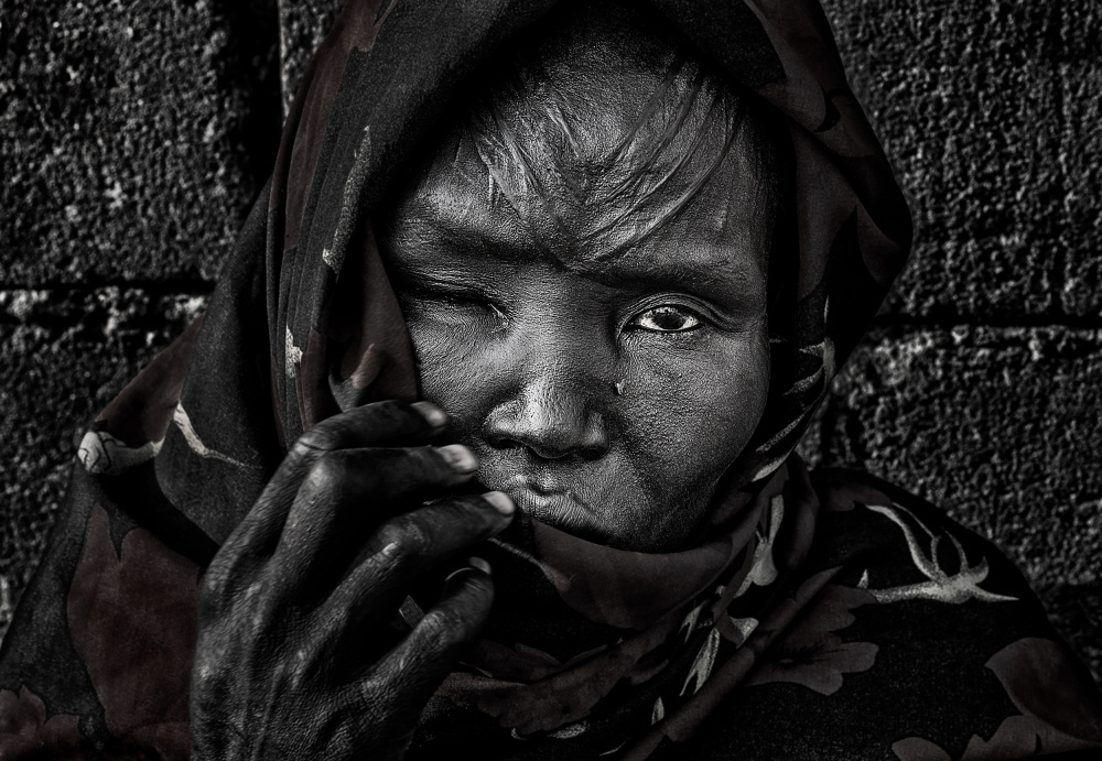 Woman in a slum in Juba - South Sudan von Joxe Inazio Kuesta Garmendia