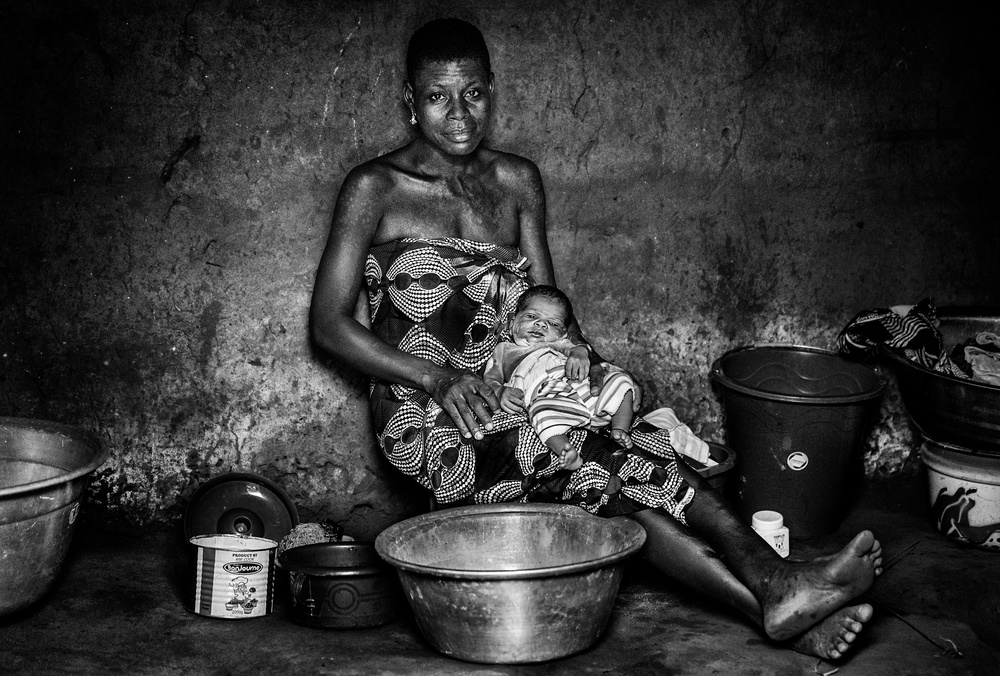 Woman and her chil in their home - Benin von Joxe Inazio Kuesta Garmendia