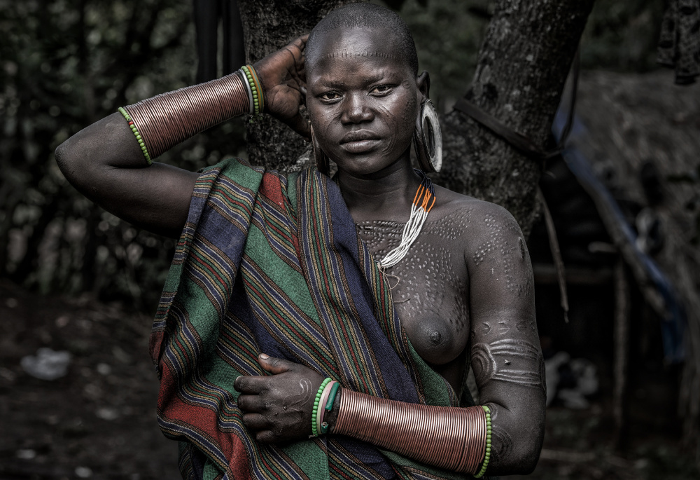 Surmi tribe woman - Ethiopia von Joxe Inazio Kuesta Garmendia