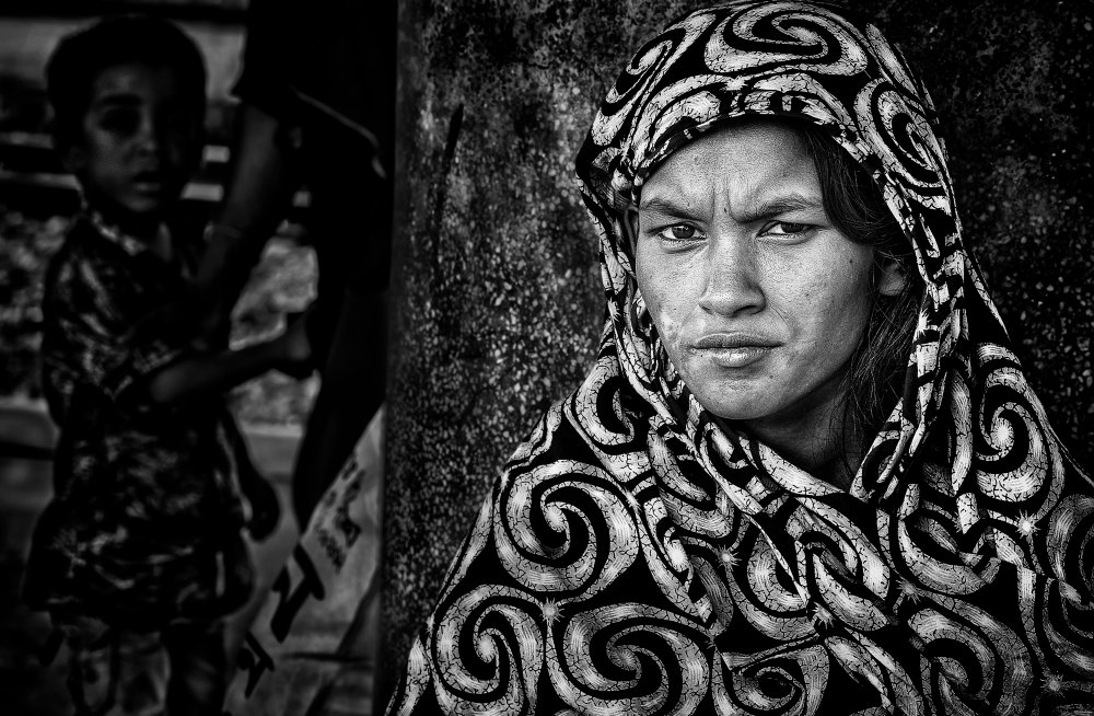 Woman waiting at a train platform - Dhaka von Joxe Inazio Kuesta Garmendia