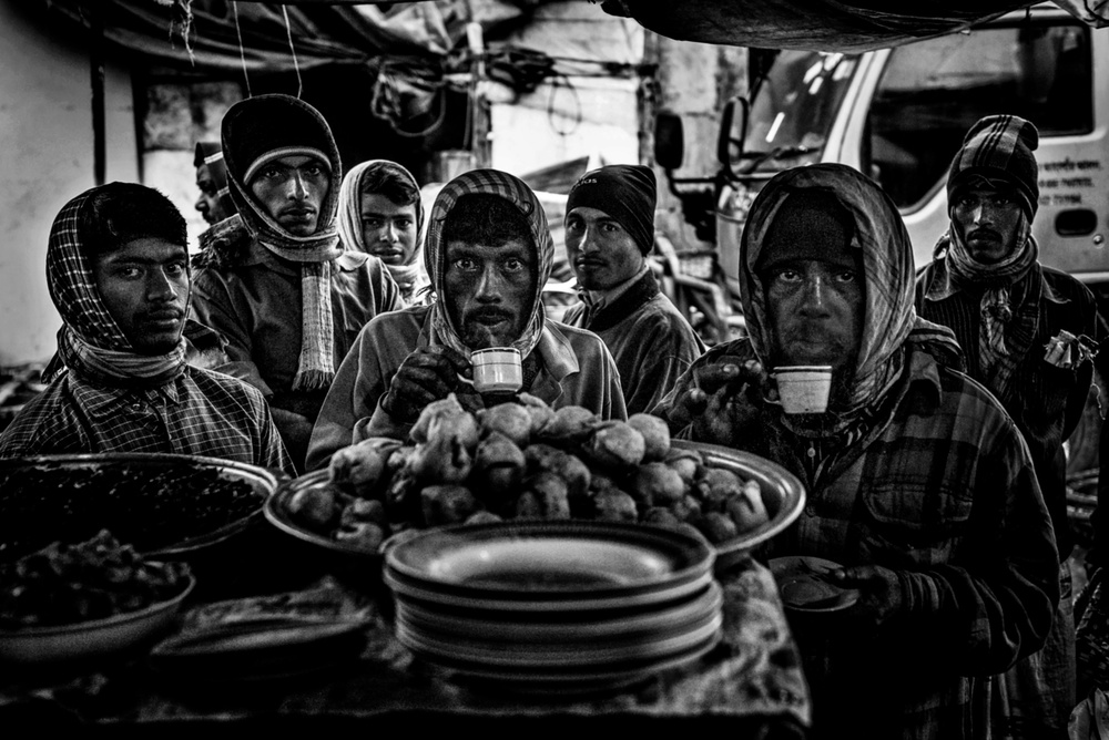 Having breakfast after finishing work in the fish market - Bangladesh von Joxe Inazio Kuesta Garmendia