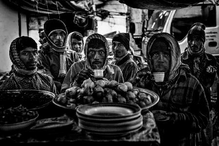 Having breakfast after finishing work in the fish market - Bangladesh