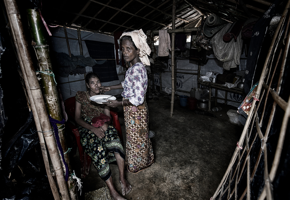 Feeding a disabled woman - Rohingya refugee people. von Joxe Inazio Kuesta Garmendia