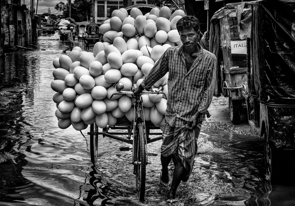 Carrying goods through flooded streets in Bangladesh von Joxe Inazio Kuesta Garmendia