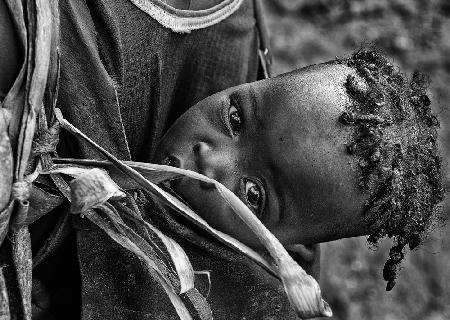 Hammer woman carrying her child (Ethiopia)