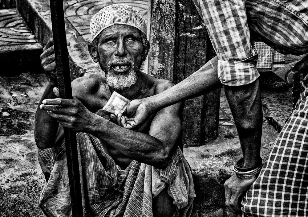 Helping a blind person in the streets of Bangladesh. von Joxe Inazio Kuesta Garmendia