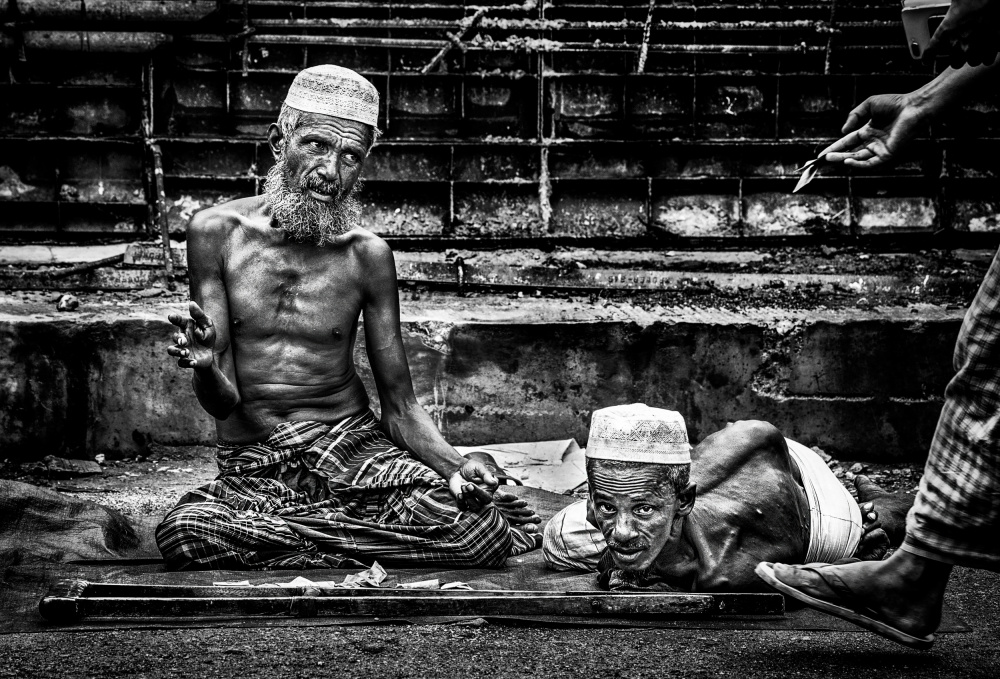 Asking for some help in the streets of Bangladesh von Joxe Inazio Kuesta Garmendia