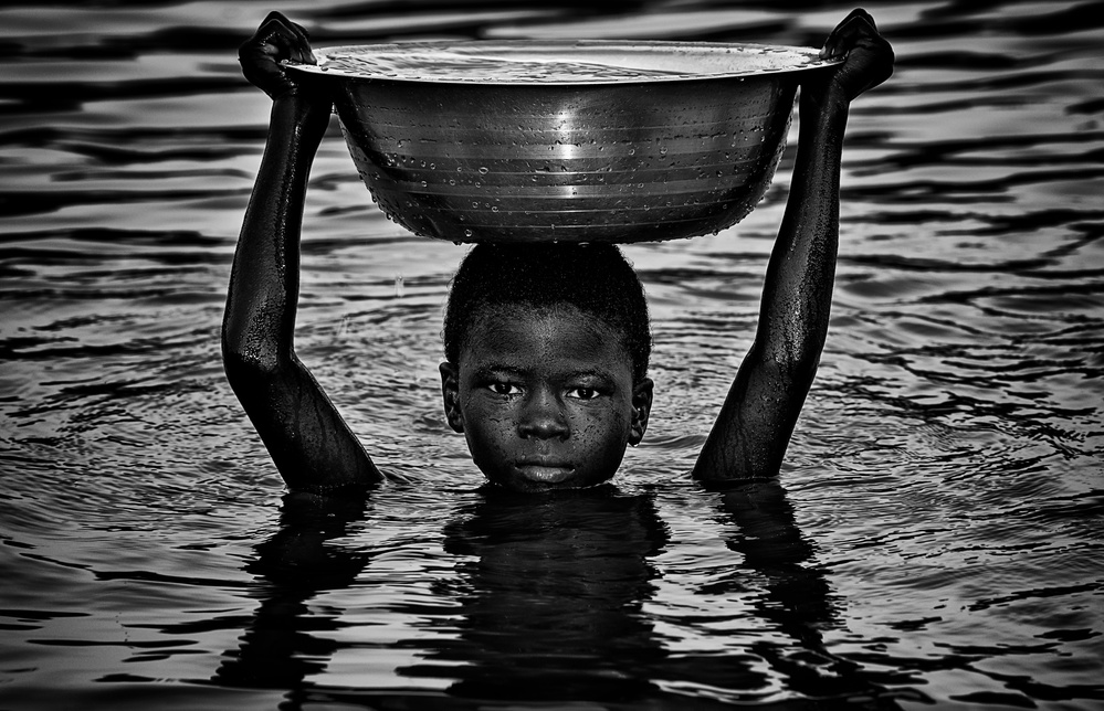 Going for water-I - Benin von Joxe Inazio Kuesta Garmendia