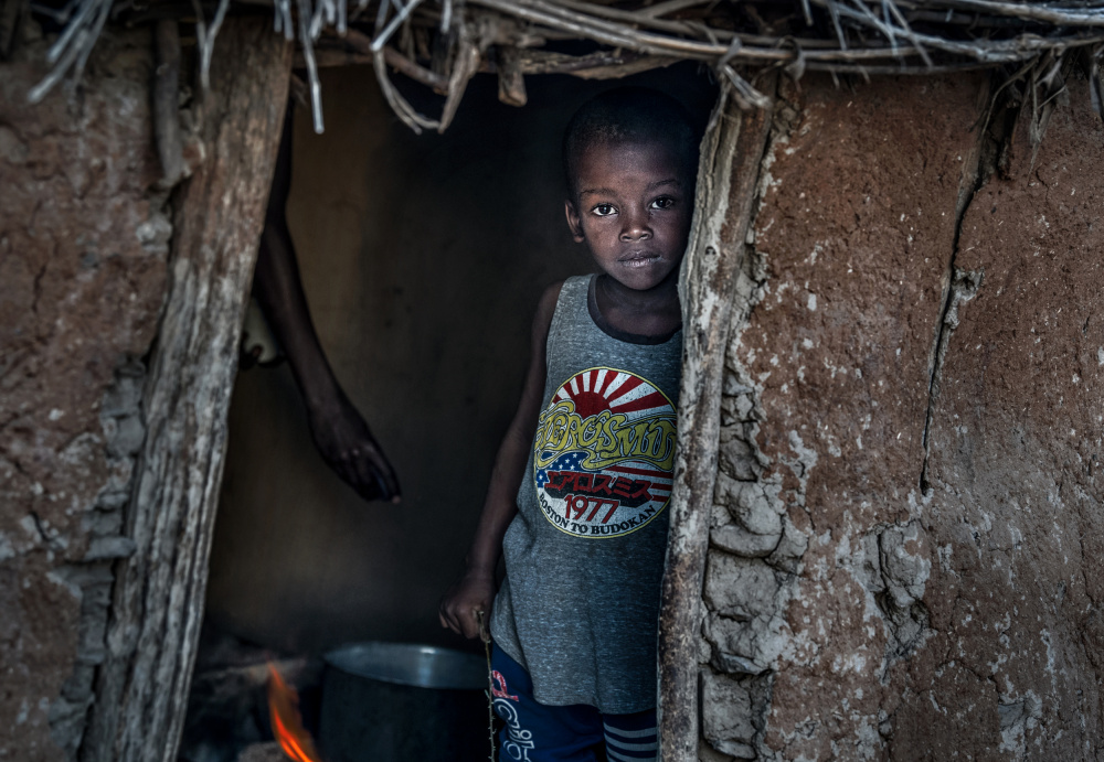 Ilchamus children preparing food - Kenya von Joxe Inazio Kuesta Garmendia