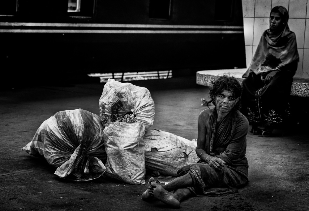 In the train station of Dhaka. von Joxe Inazio Kuesta Garmendia