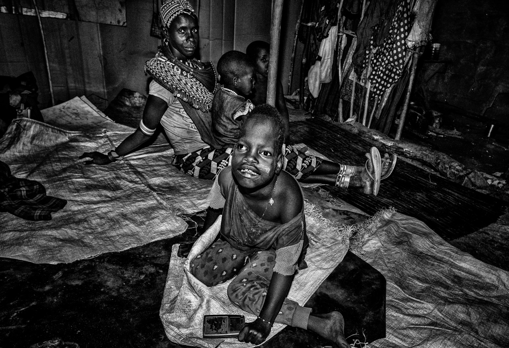 Inside home of a chief of a samburu tribe-Kenya von Joxe Inazio Kuesta Garmendia