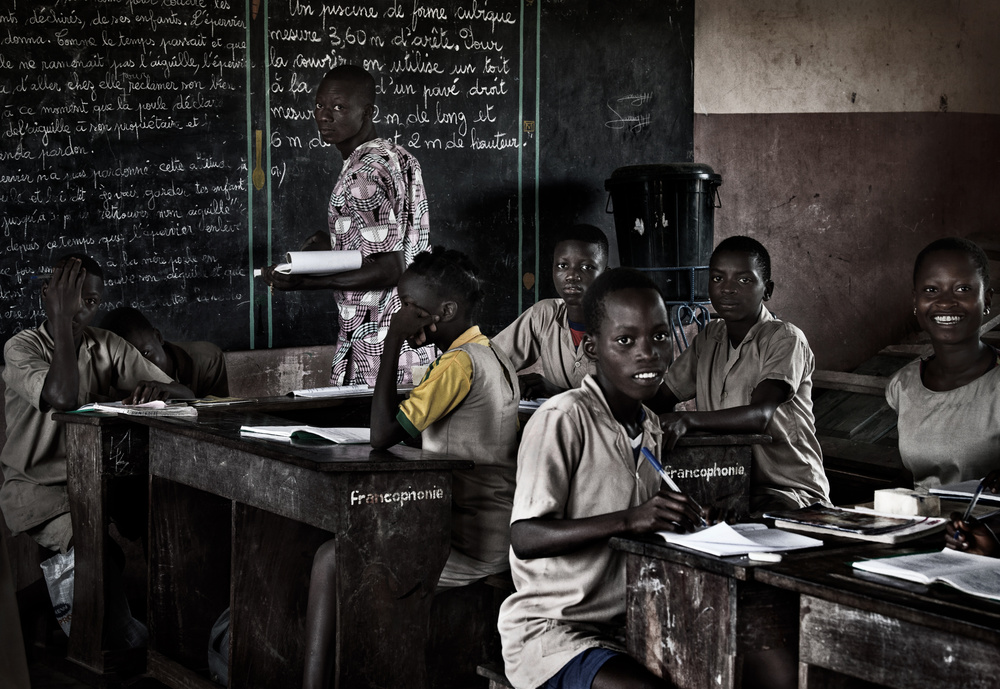 In the classroom - Benin von Joxe Inazio Kuesta Garmendia